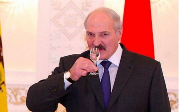 Лукашенко раскритиковал политику самоизоляции в квартирах и посоветовал для борьбы с коронавирусом  есть в строгий пост сметанное масло и запивать водочкой