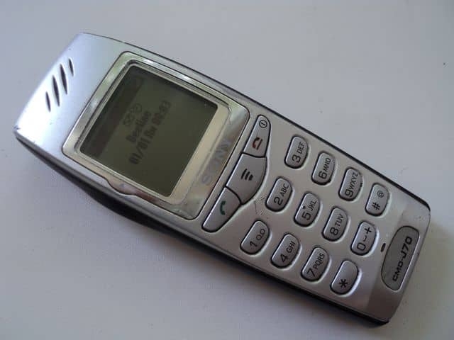 Сони с колесиком. Сименс 2003. Сотовый телефон Sony с колесиком сбоку. Sony Ericsson j70. Телефон Sony с роликом сбоку.