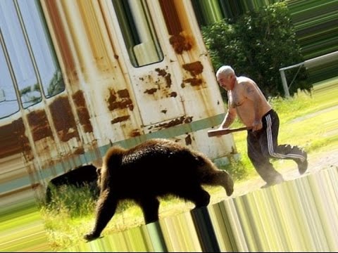 Огромный проявлять. Медведь с палкой. Медведь догоняет человека. Медведь гонится за человеком. Мужик гонится за медведем.
