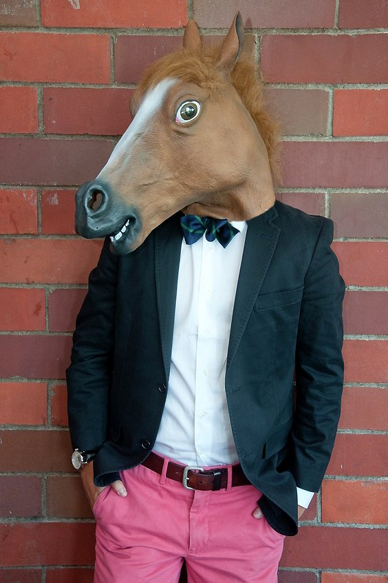 Чел конь. Человек в маске коня. Человек с головой коня. Маска "конь". Конь в пальто.