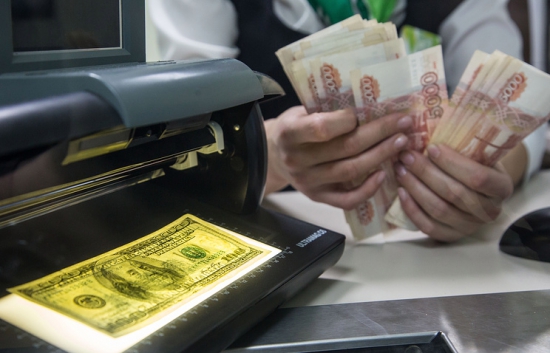Госдума приняла закон об обмене валюты до 40 тысяч рублей без паспорта