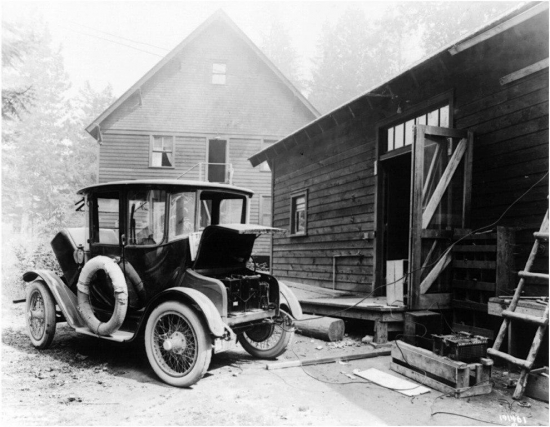 Так заряжали электромобиль в 1905 году.