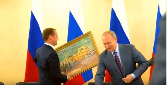 Путин подарил Медведеву картину "В цеху"