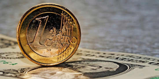 Евро взял передышку в «медвежьем» ралли против доллара