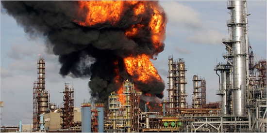 В Иране горит один из крупнейших в мире нефтеперерабатывающих заводов