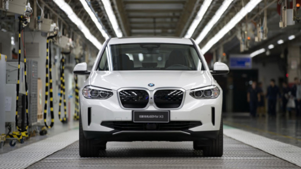 Первый полностью электрический кроссовер BMW сегодня сошел с конвейера немецкой компании