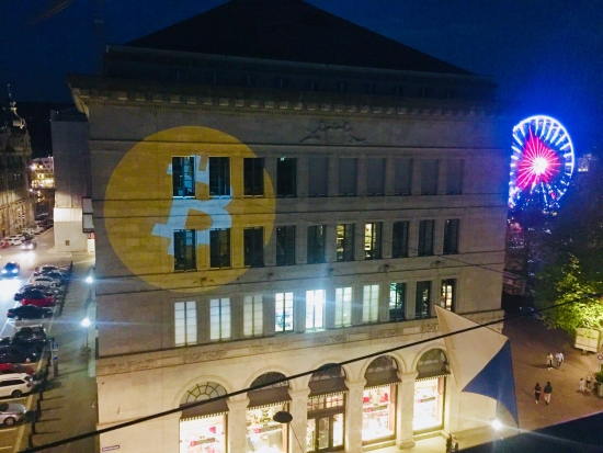 Криптоэнтузиаст спроецировал логотип Биткоина на здание Национального банка Швейцарии