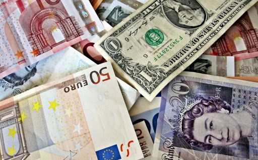 Россияне выносят валюту из банков: Отток достиг максимума с марта.