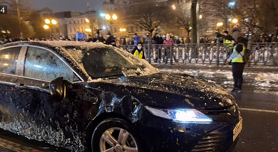 Видео где разбил. Закидали снежками машину с мигалкой на Цветном бульваре.