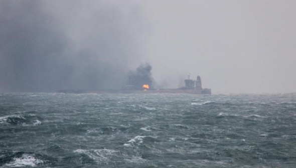 В Оманском заливе взорвались и сгорели два нефтяных танкера