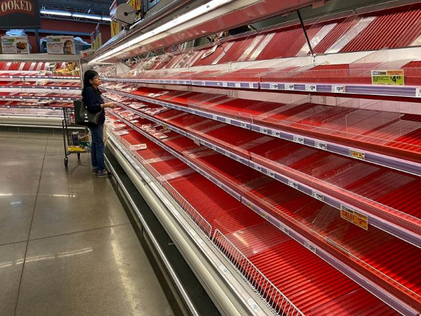 На фоне коронавирусного кризиса американские покупатели превращают курицу в дефицит