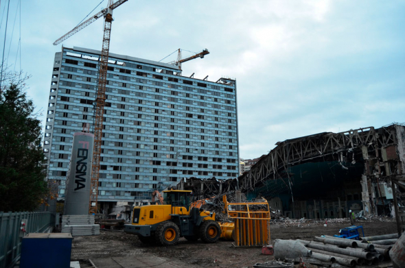 Показываю, как сносят 20-этажный отель, на месте которого построят новый офис Яндекса